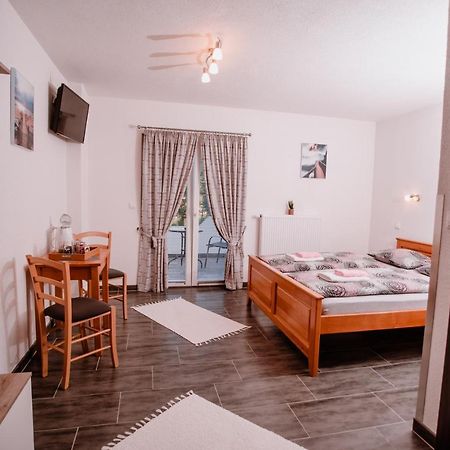 House Karakas Hotel Korenica Kültér fotó