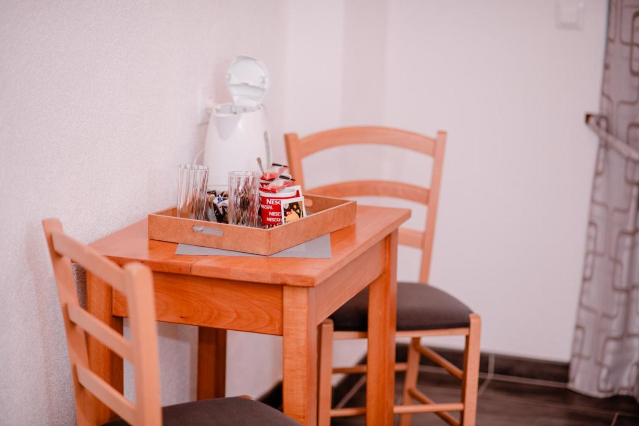 House Karakas Hotel Korenica Kültér fotó