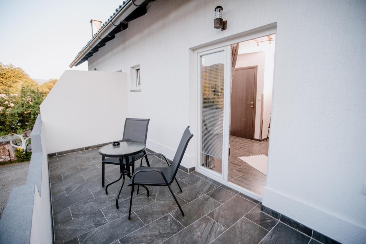 House Karakas Hotel Korenica Kültér fotó