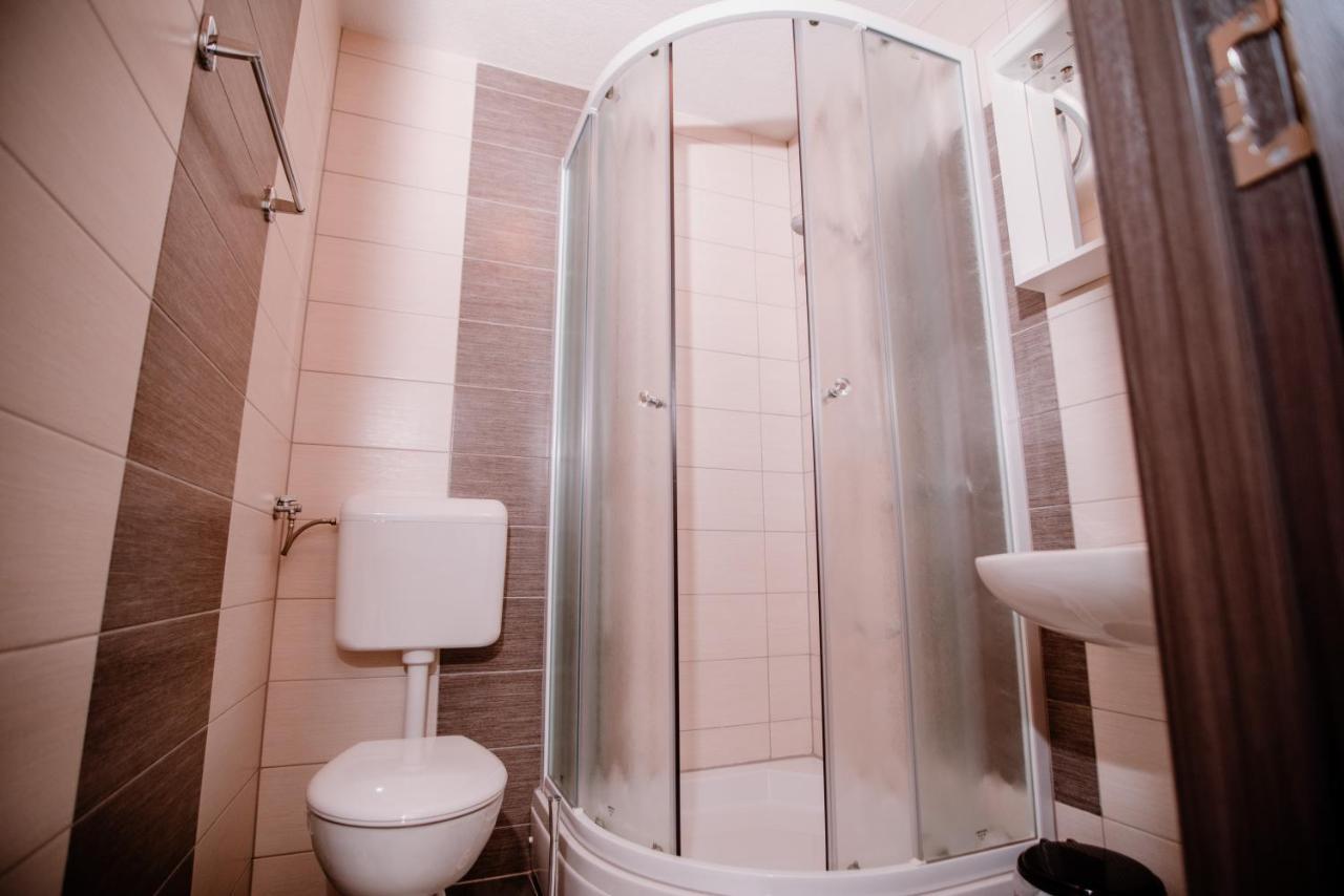 House Karakas Hotel Korenica Kültér fotó