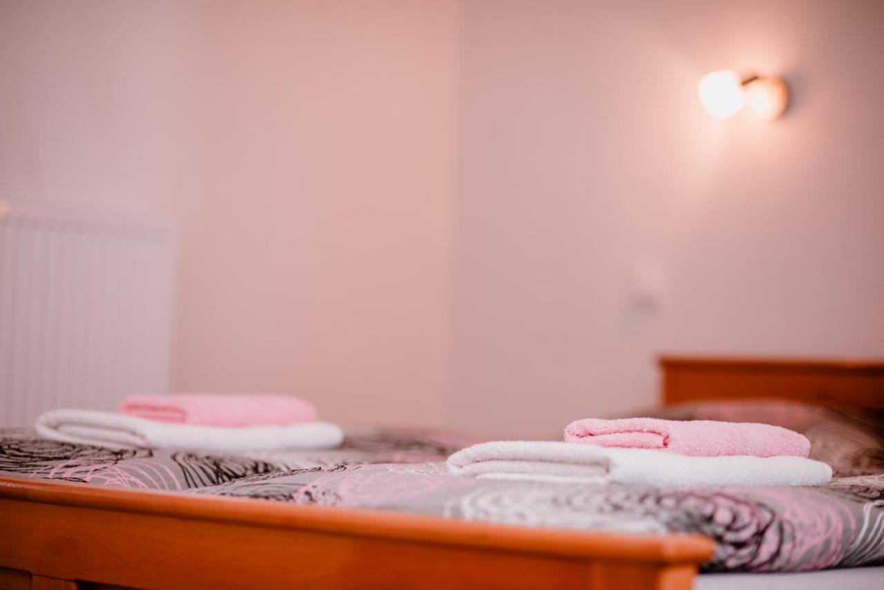 House Karakas Hotel Korenica Kültér fotó