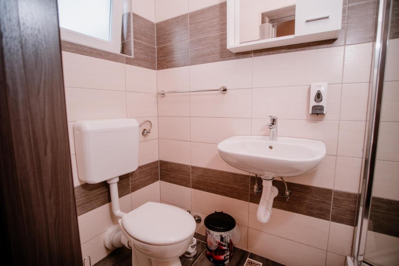House Karakas Hotel Korenica Kültér fotó