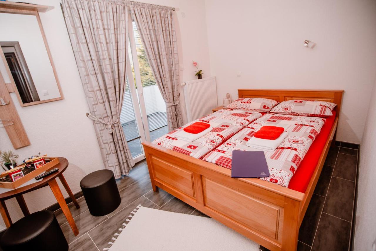 House Karakas Hotel Korenica Kültér fotó